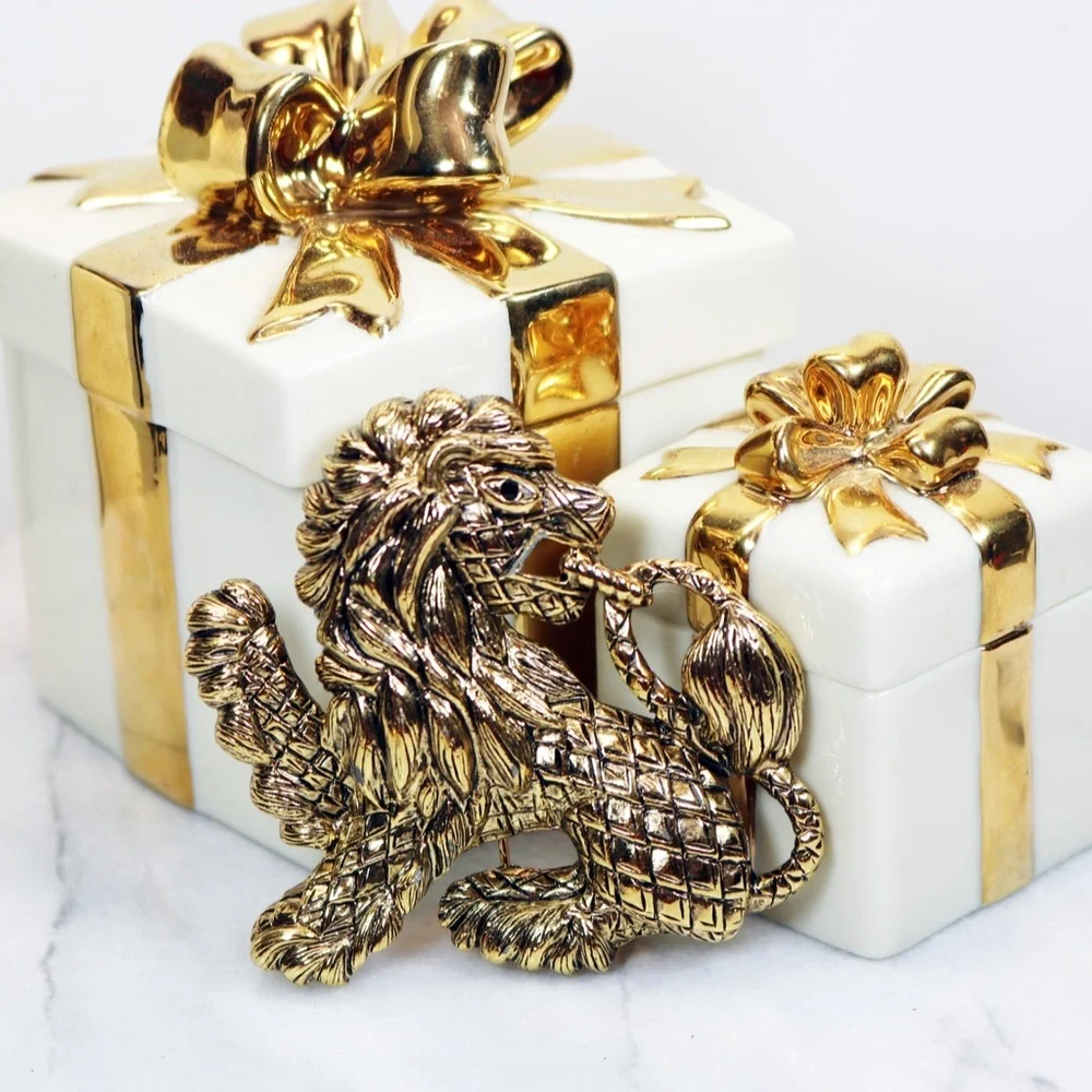 Regal Quilted Lion Brooch from the Classics Collection by Joan Rivers - Picture 12 of 16